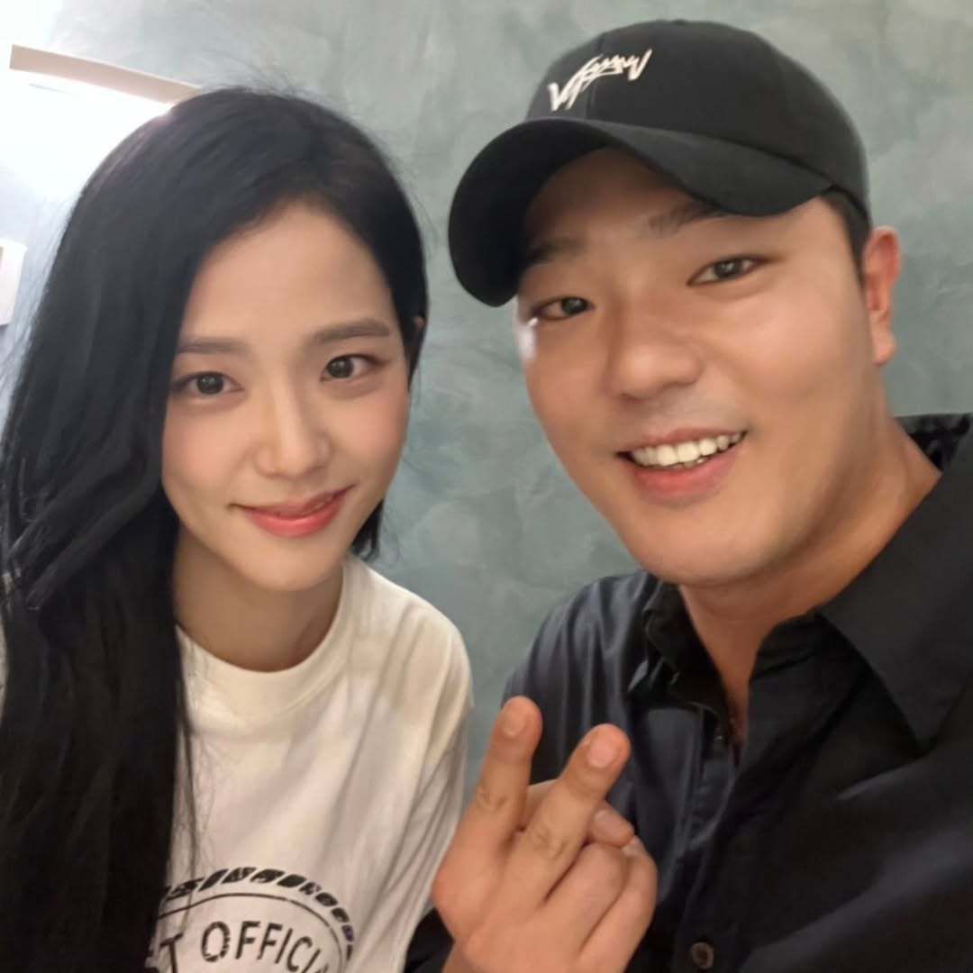 智秀23年7月份参加电影《走私》VIP试映会时的合照📸最简单的装扮最漂亮的脸。