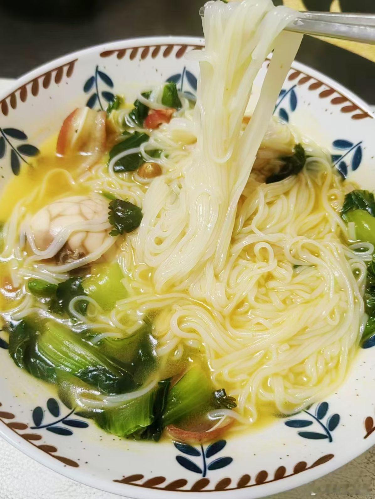 一碗暖乎乎的清汤面，幸福感拉满。 
