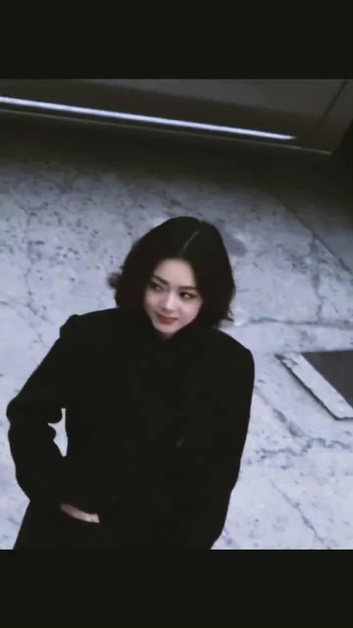 黑色大衣！短发造型真的超A！气场两米八！直接拉满！妥妥的拽姐范儿！赵今麦整个北京