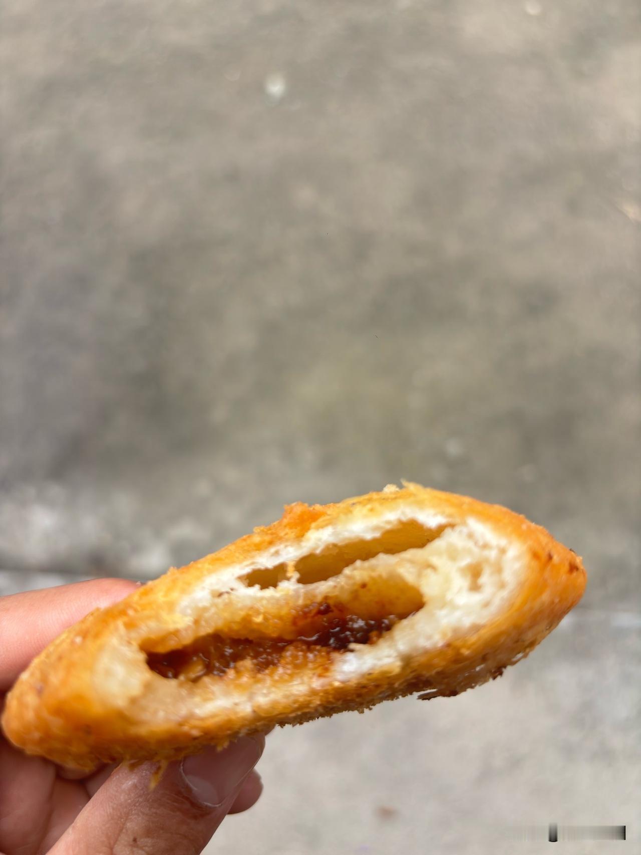 今天西安街头卖油糕的生意好的很，排队卖油糕。西安人过端午，都爱吃油糕，三大样，油