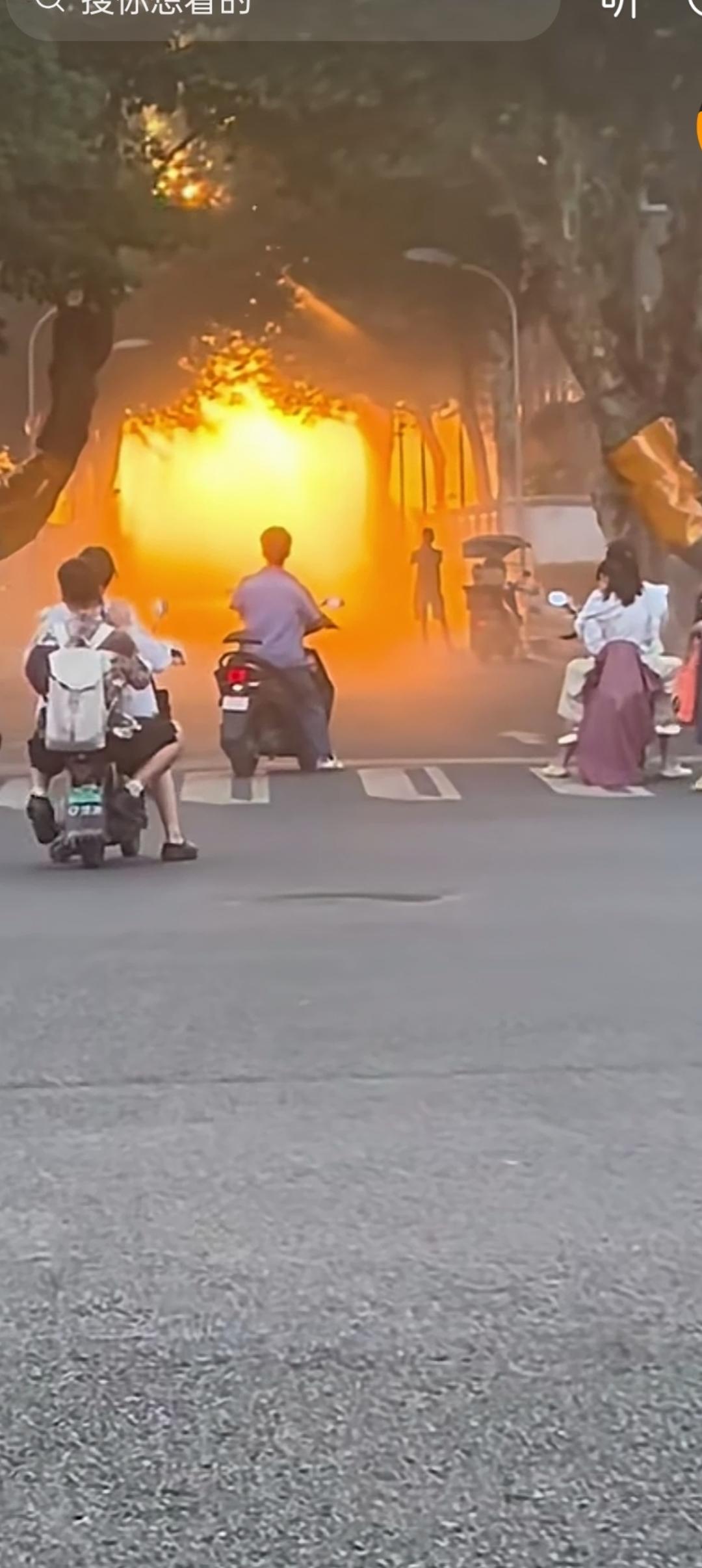 今儿个起了个大早，就为了捕捉那城市街道晨光里的美。当我端起相机，眼前的一幕简直绝