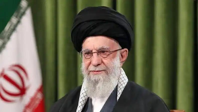 伊朗死扛美国，愣是没倒！很多人以为这证明了伊朗有多强。错了！这场对抗真正击穿的，