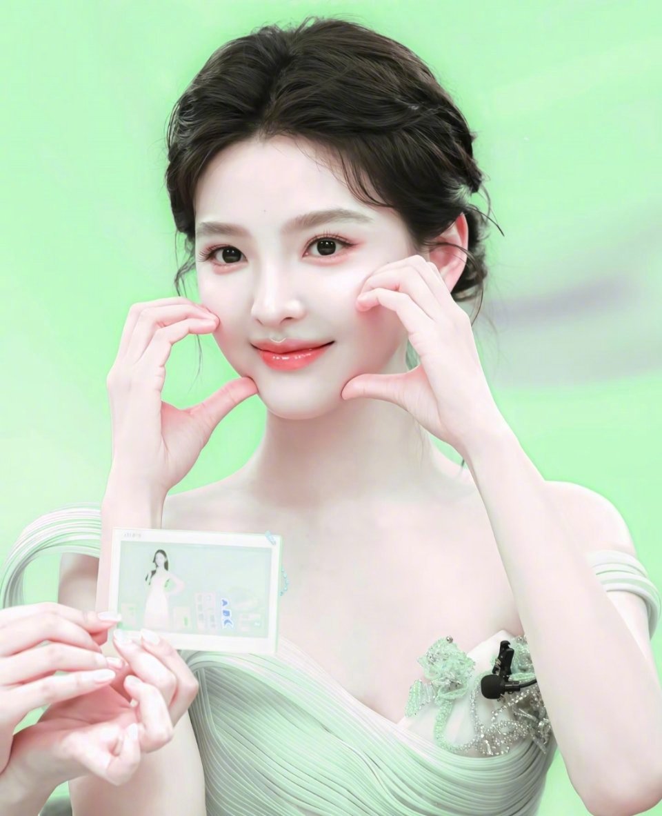 章若楠片场拍戏走神 …这有点过了吧！错在那个喊章若楠名字的人吧！如果有人突然喊我