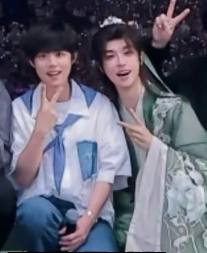 在🫘上刷到了两个漂亮宝宝贴贴 好可爱🥰 ​​​