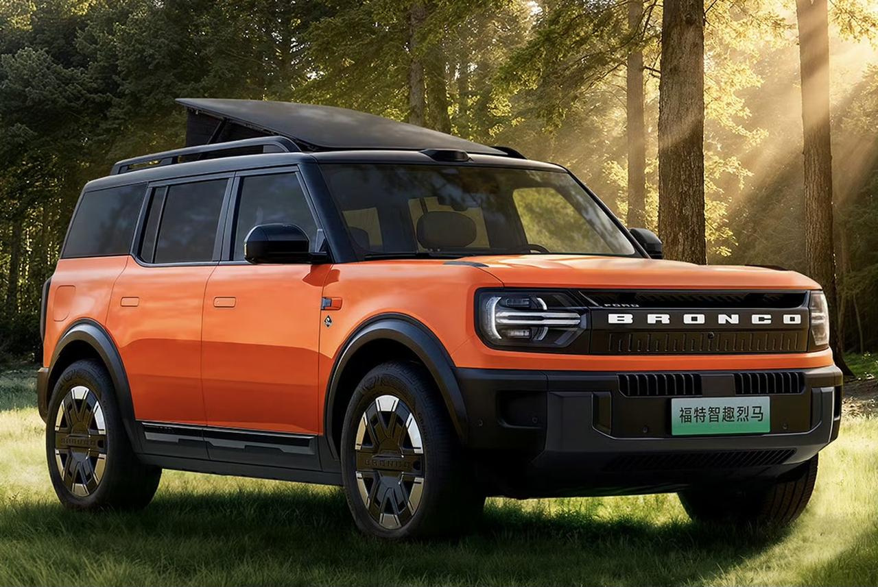 对比坦克400 Hi4-T和福特智趣烈马谁更硬派，还得从多方面看。
性能上，坦克