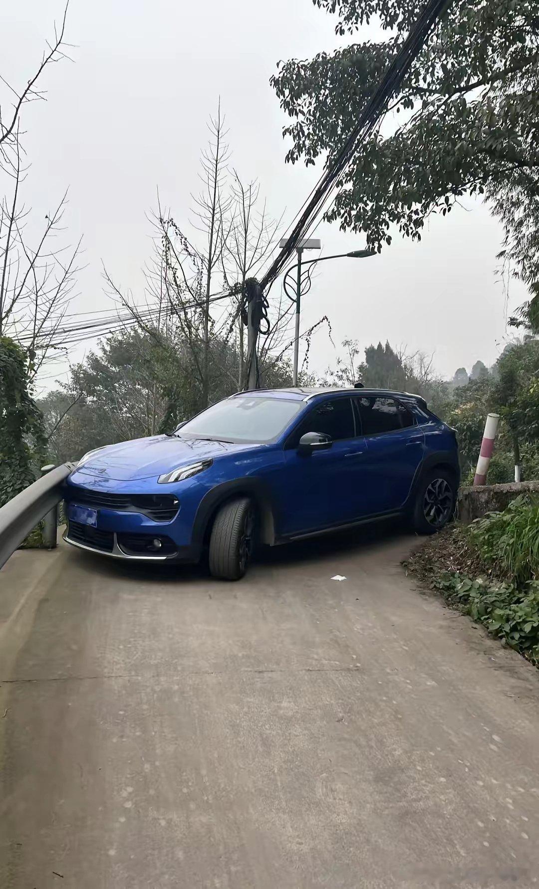 放年假往家走，导航把我带到了小路上，提示右拐，结果一下子就给我卡死了，这可把我难