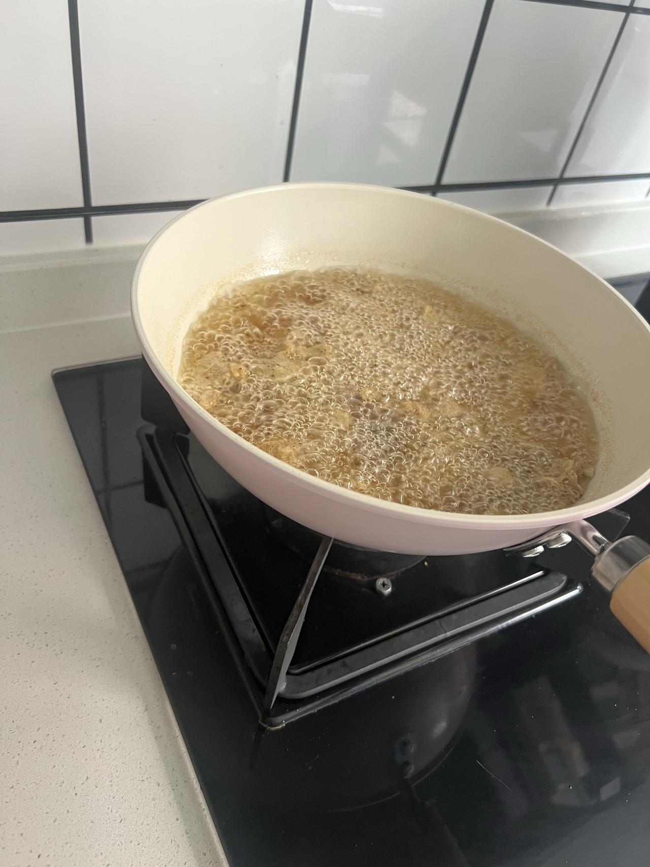 这次没有按照网上的配方，根据自己经验的调配的面糊，意外的好吃。
毕竟每个人口味不