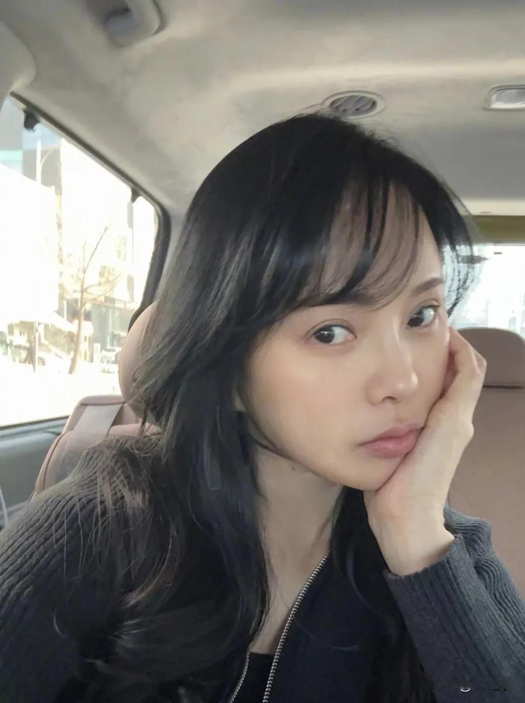 事实上，伊能静从来不是一个小女人，因为伊姐16岁就开始打工赚钱，把自己当成家庭的