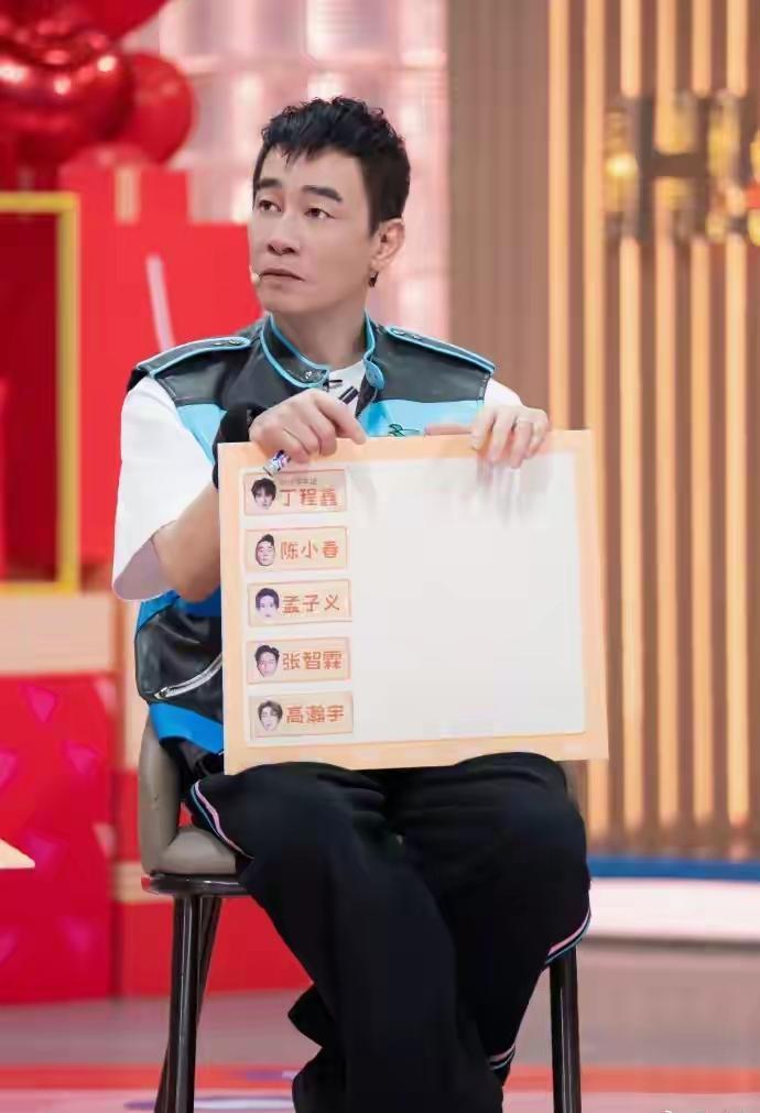 别再说陈小春“嘴硬”了！
他那“不解释、不内耗”的活法
才是成年人最该偷学的清醒