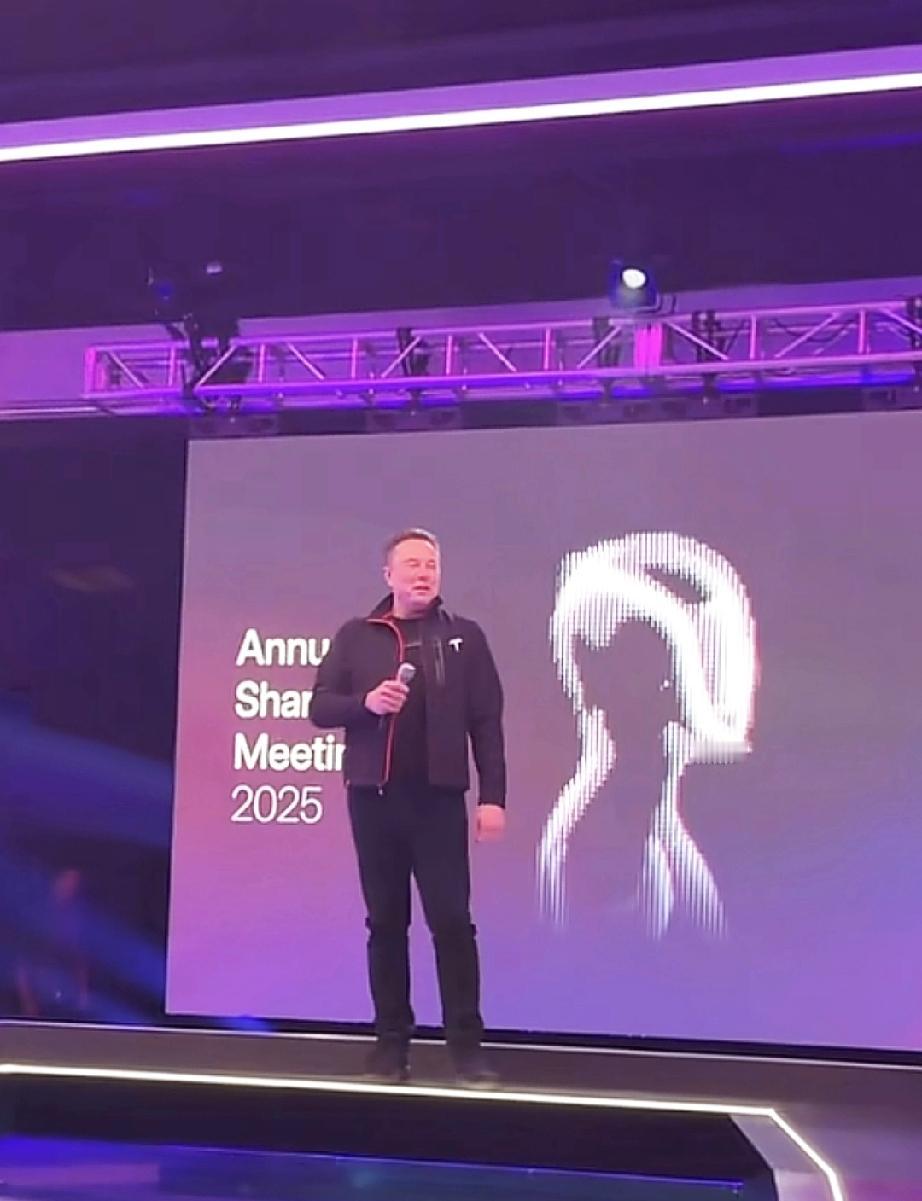 快讯，特斯拉股东批准马斯克万亿美元薪酬包 ，世界首富与机器人共舞庆祝，网友:人家