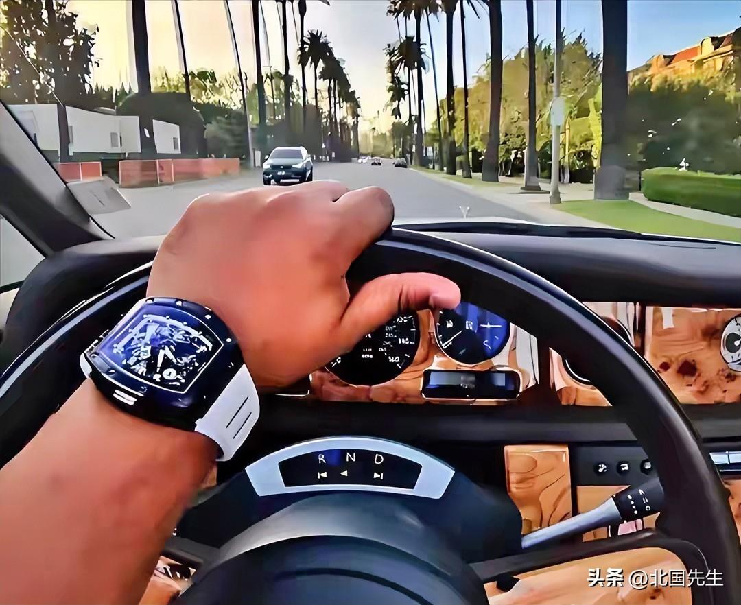 看一个人有没有料，
不是看他穿什么，吃什么，
而是看他的圈子，
如果这个人的圈子