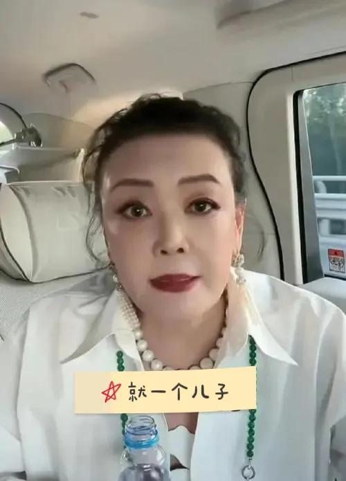这老太就是太强势了，
导致40多岁的儿子还是巨婴
整天对全网都说他被骗了，被害得