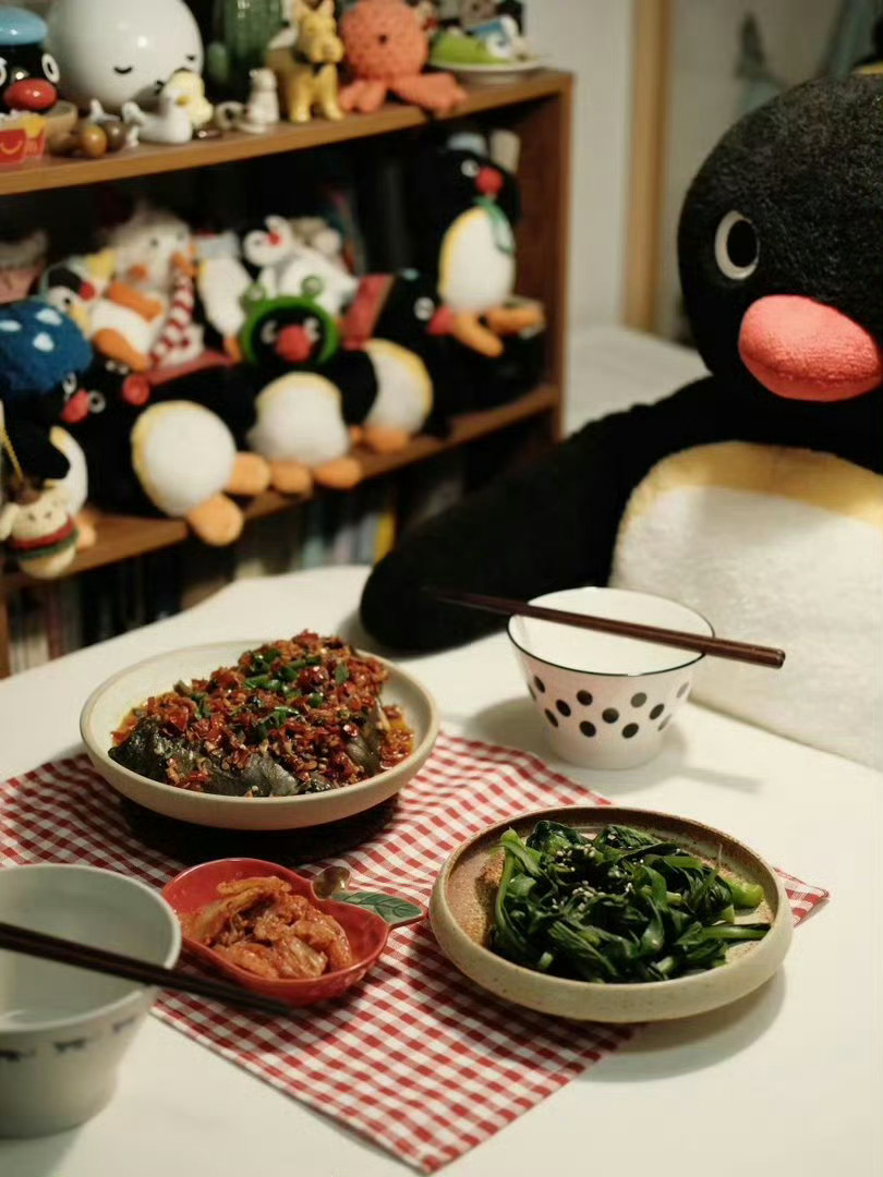 长沙烟火味藏在剁椒鱼头里🌶️红剁椒是长沙美食标志性色彩，铺满鱼头焖煮出浓郁汤汁