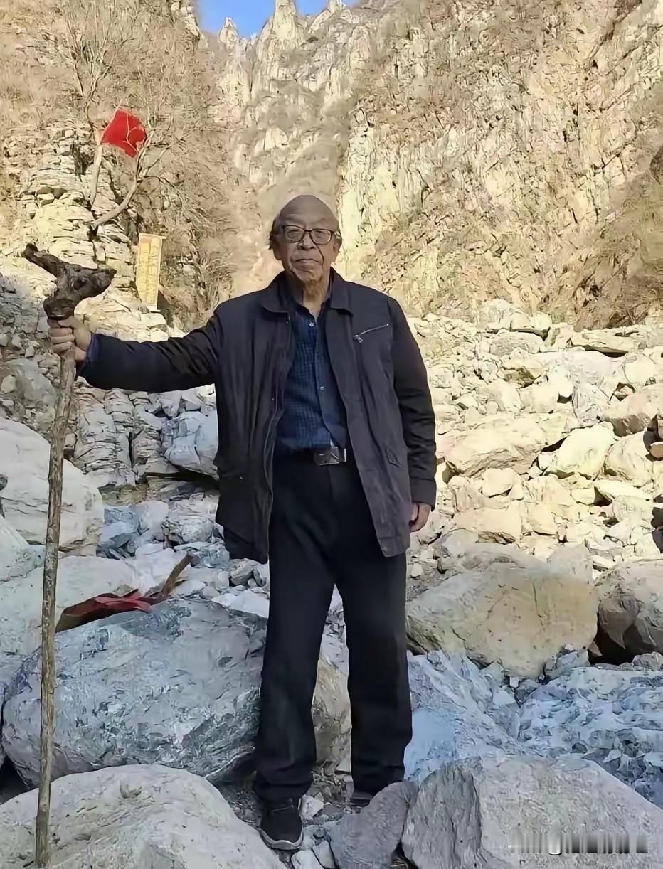 河北，一81岁老人退休后为了打发时间，不跳广场舞，不刷手机，花11年时间，自掏百