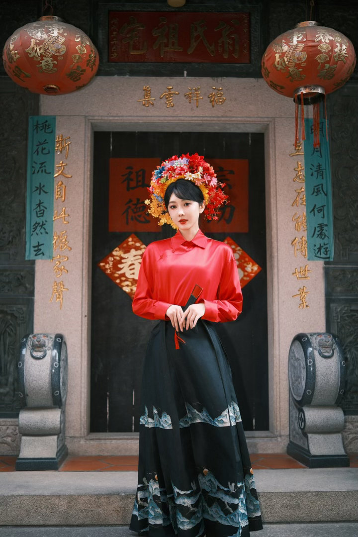 宣璐泉州非遗簪花造型宣璐晒非遗簪花照 看到宣璐的簪花照，突然好想去泉州！红衫黑裙
