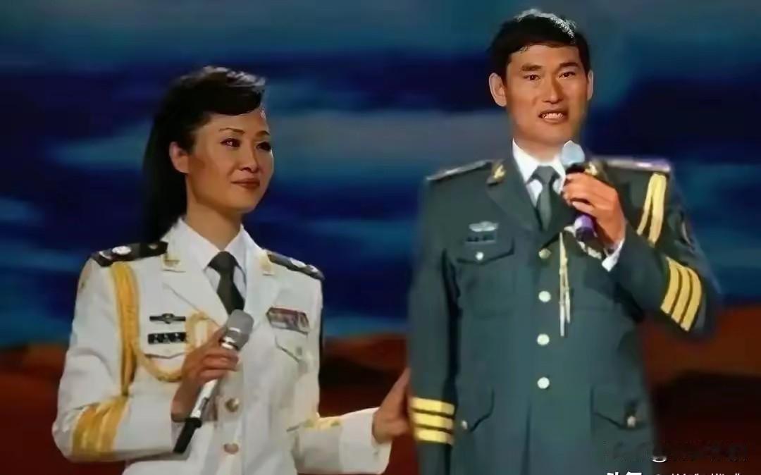 他是一个农民身份出道的草根艺人，怎么可以穿军装亮相于舞台？