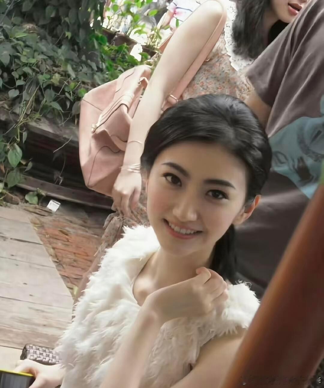 景甜从出道开始就是人间富贵花了，成为白月光很正常。 ​​​