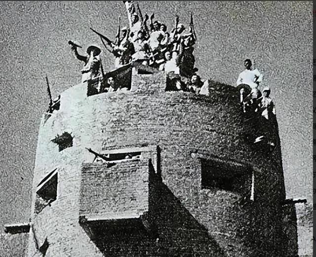 1944年，日军躲在炮楼内，八路军久攻不下，一老农路过，扫了一眼炮楼，却说：“简