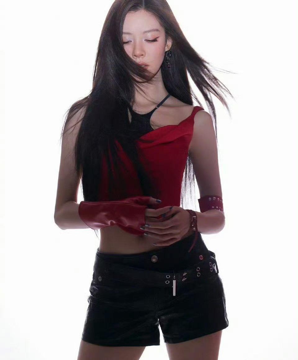 辣妹宋妍霏我笑纳了每次看到宋妍霏的新造型都觉得惊喜，她总能在辣妹风这个范畴里玩出