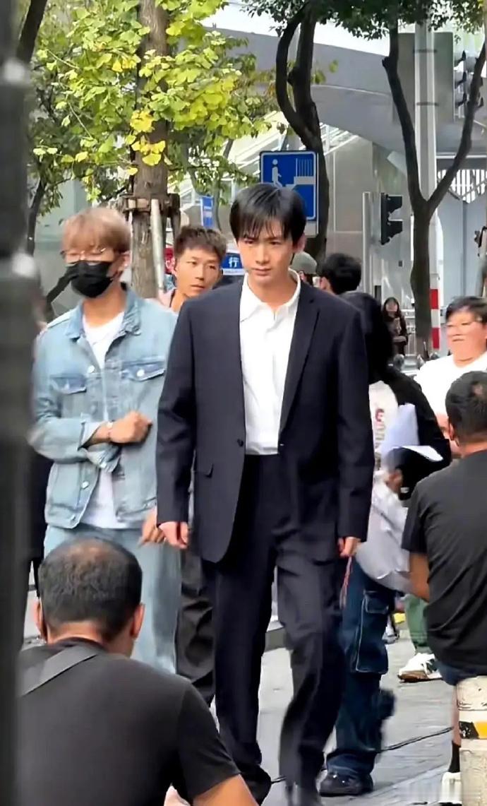 白敬亭的外貌出乎意料，令人难以言喻。 ​​​