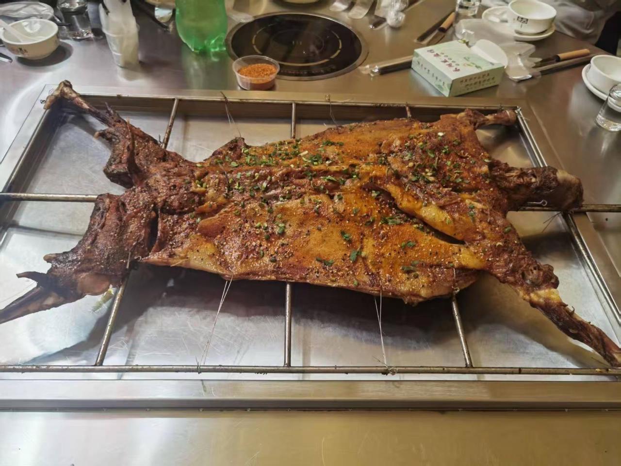 【年末大聚餐】 带 学生出来放松，吃吃吃？烤全羊外酥里嫩 烤全羊