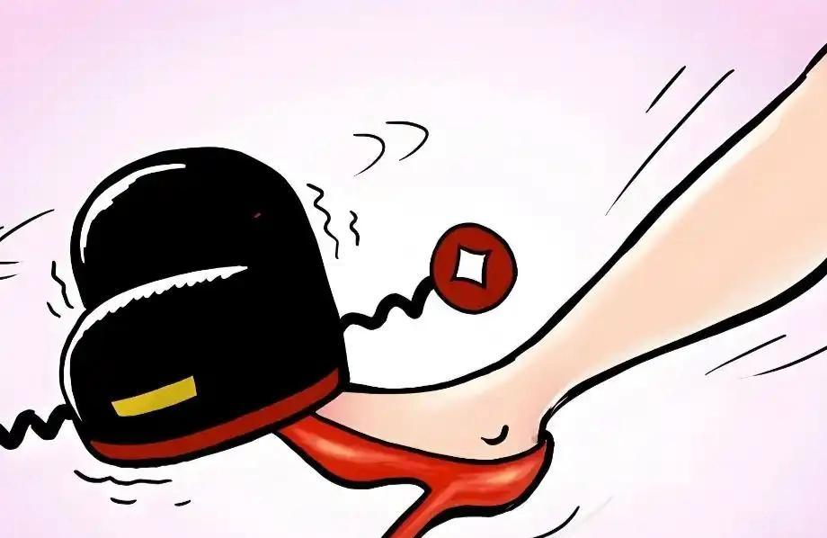 笑话（688）

贪官组织下属聚餐可以带家属，在宴席上贪官端起酒杯说道：“今天请