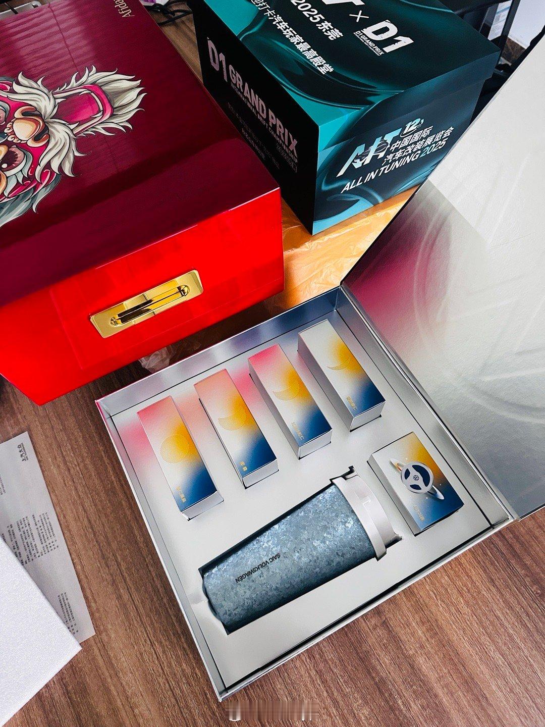 从国外回来第一天上班，办公桌上一堆快递，都给同事们分了，上汽大众这个可以啊，车载