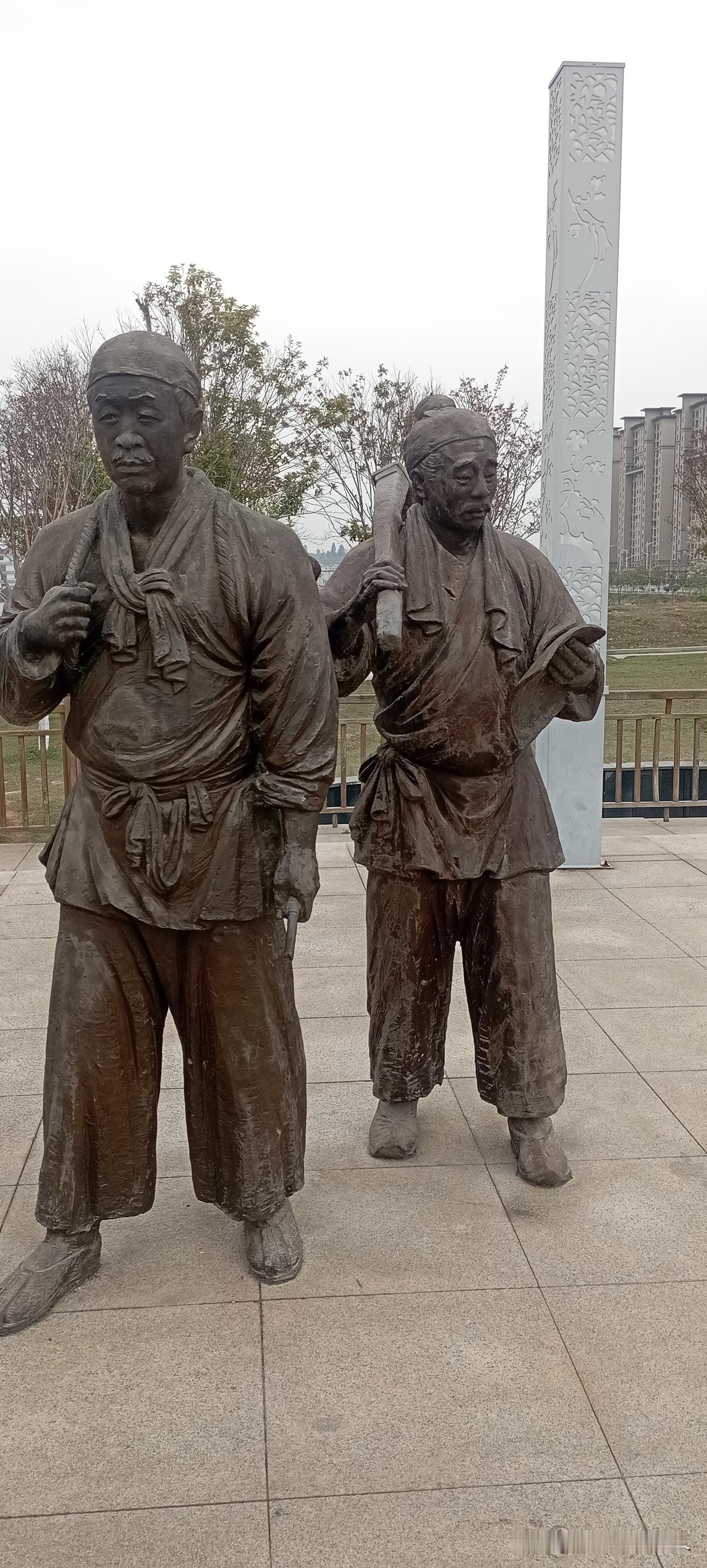 再就是老家的诸亲六眷一年四季总会有这样那样的喜事，吃席是少不了的人情世故，总不能