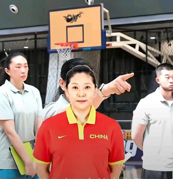 她是中国女篮最强中锋，也是李梦的恩师，她叫李昕，称得上女篮名宿，
最近她亮出来自