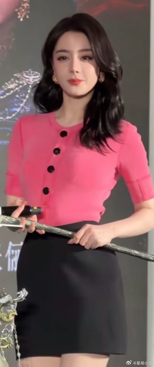 迪丽热巴拍吃牛肉饼戏吃伤了我吃茄子吃伤了，真的很懂这个感觉，不过这个图也太妈妈了