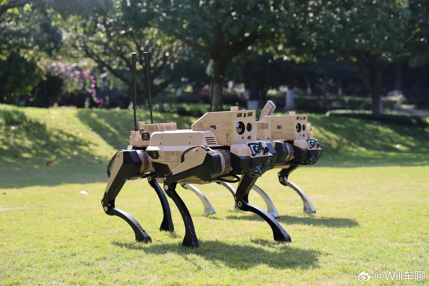 今天看到中国兵器工业集团发布发机器狼视频。“暗影”携带侦察设备，“浴血”超视距火