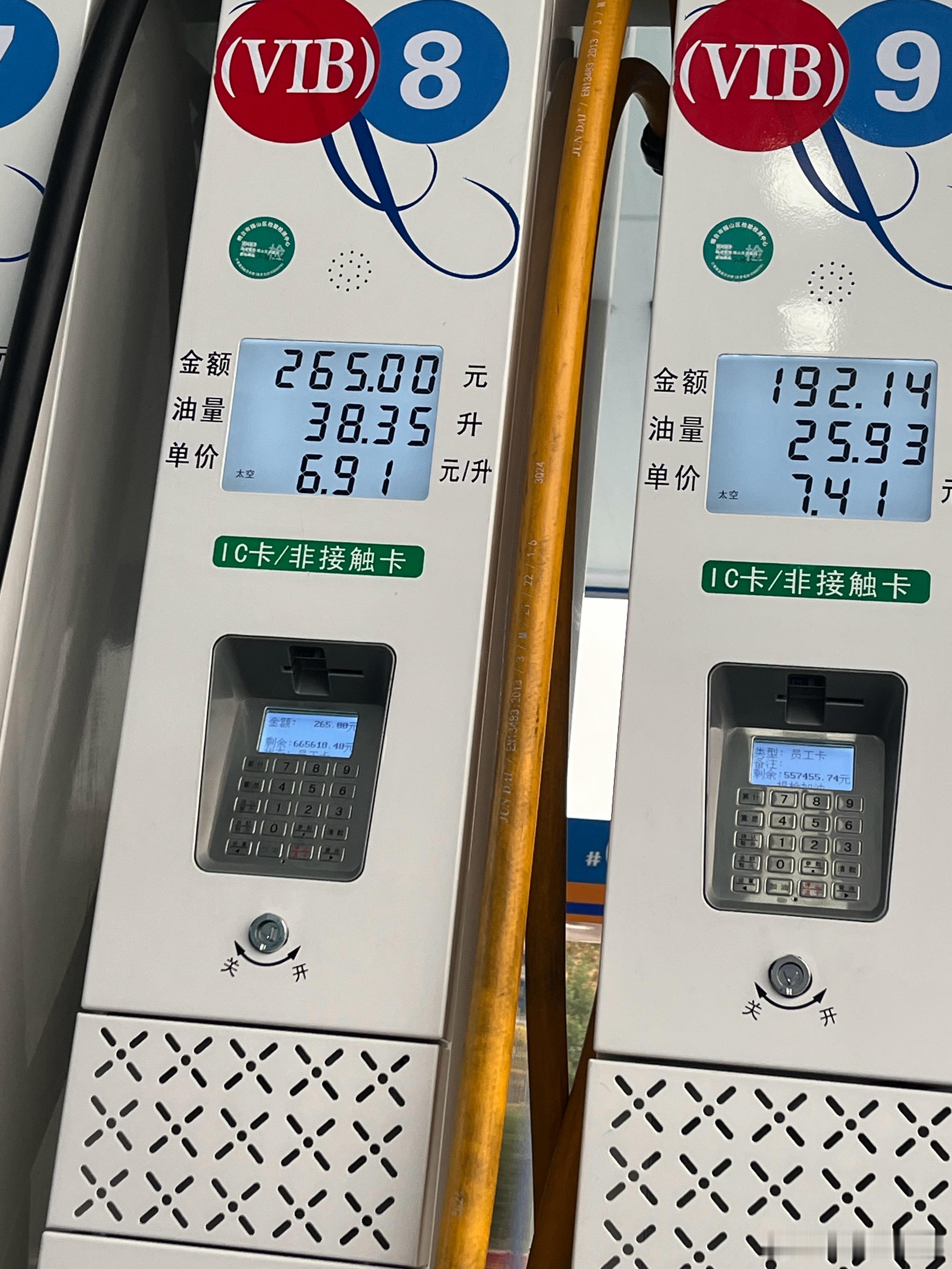 当整个品牌的传播风格都是小号字体风格，夸大技术创新风格，造新词风格…品牌的网络上