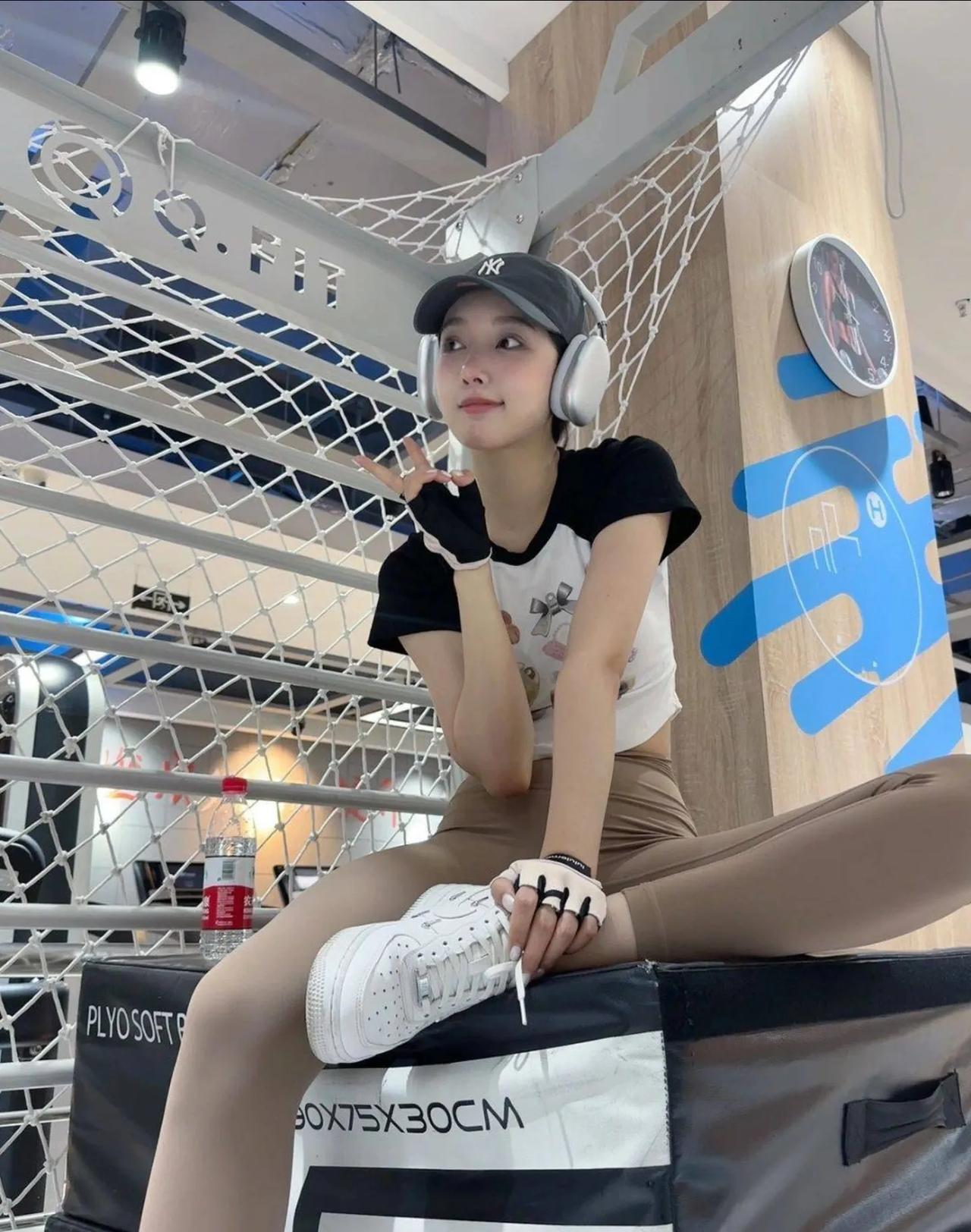 女网红都美竹健身照片，不得不说，人家在颜值和气质方面，的确有炫耀的资本，要不让也