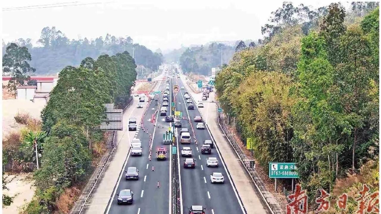 清远交警人性化管理，单向借道通行大大缓解拥堵，专业又暖心，必须点赞！全国应该向清