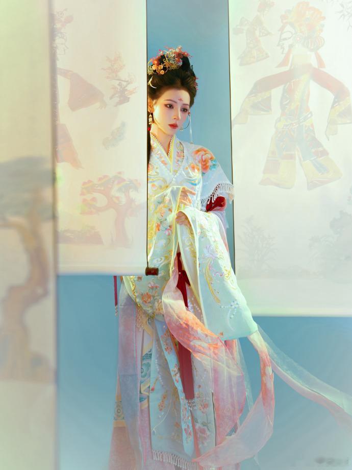张予曦皮影织女造型张予曦皮影织女造型，好美啊，像是从古画中走出来了张予曦从古画中