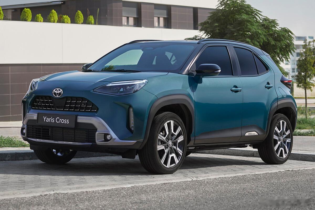 雅力士系列（包括掀背车和Cross）是日本本土上半年登录车的销量冠军，甚至在欧洲