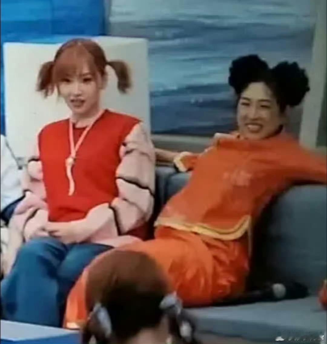 唐艺昕晒淡淡同款发型 浪姐发型传染实锤！唐艺昕直接get淡淡同款壮壮妈发型，俩人