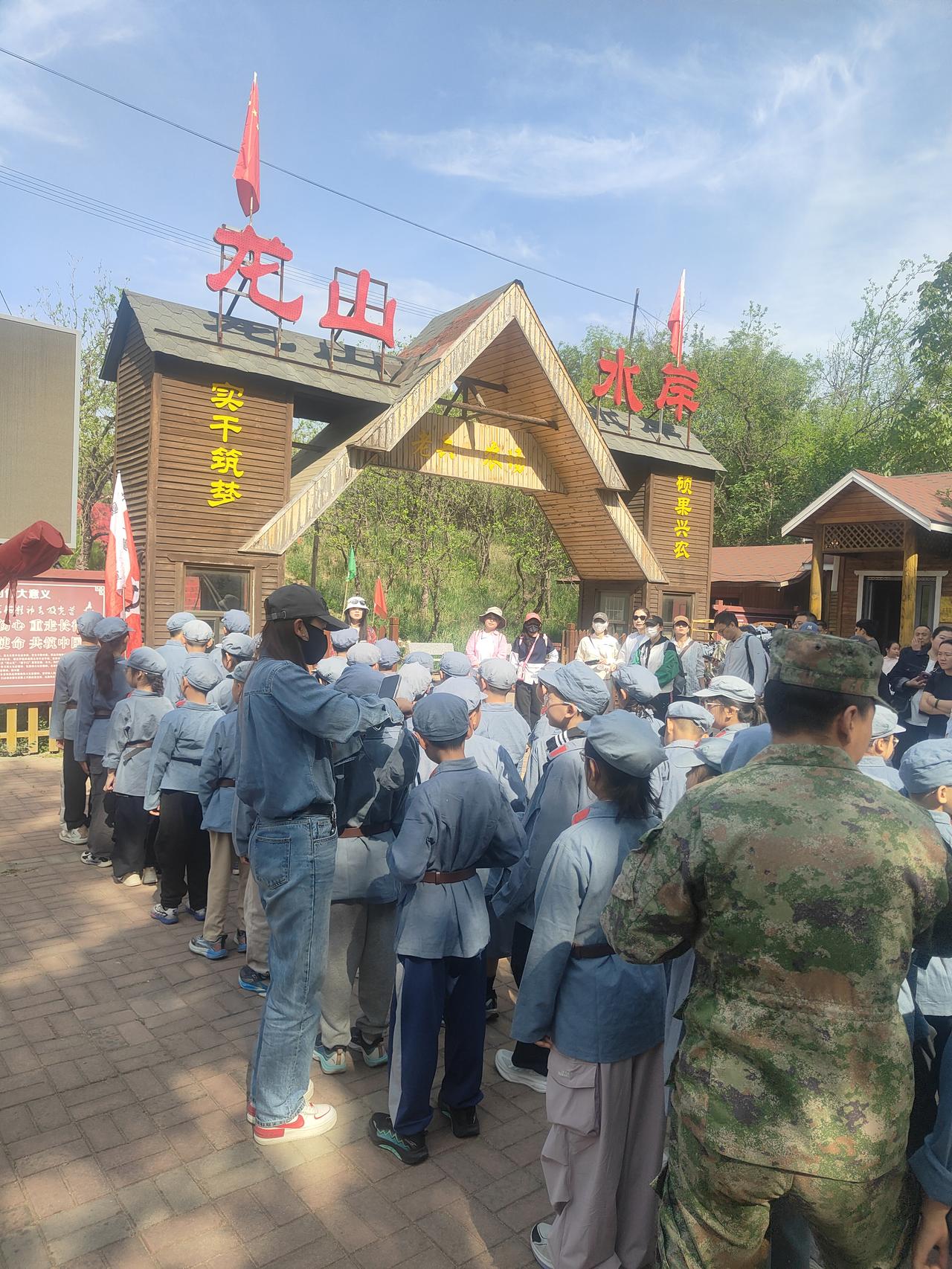 我认为合家出游，刚刚跟着家人来到了龙山这个地方，参与了一场变装，让孩子体验了一把