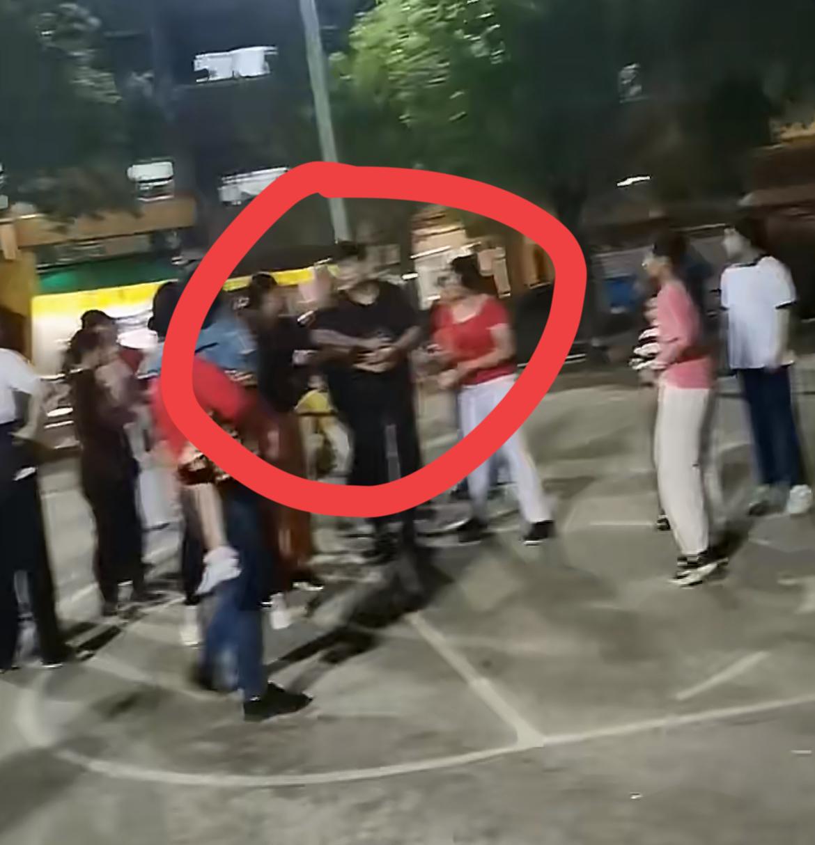 打篮球的小伙和跳广场舞的大爷大妈发生冲突，小伙被大爷抱摔在地，看来真正需要锻炼的