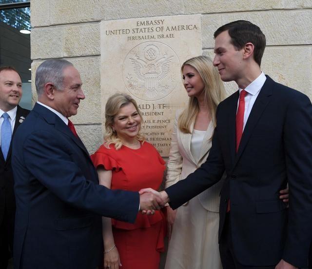 伊万卡夫妇看着内塔尼亚胡笑嘻嘻，伊万卡的父亲和内塔尼亚胡交好，她们夫妻俩也和内塔