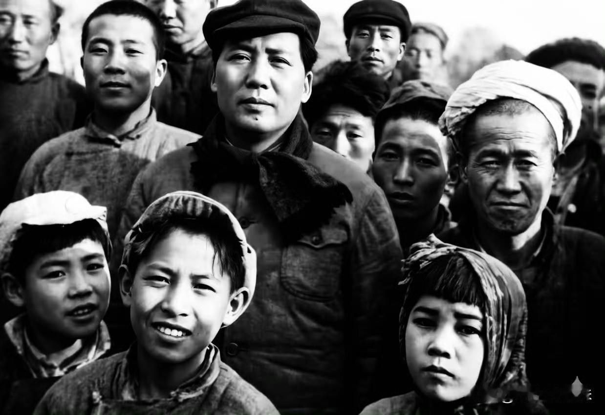 延安时期，毛主席与延安人民群众一起合影