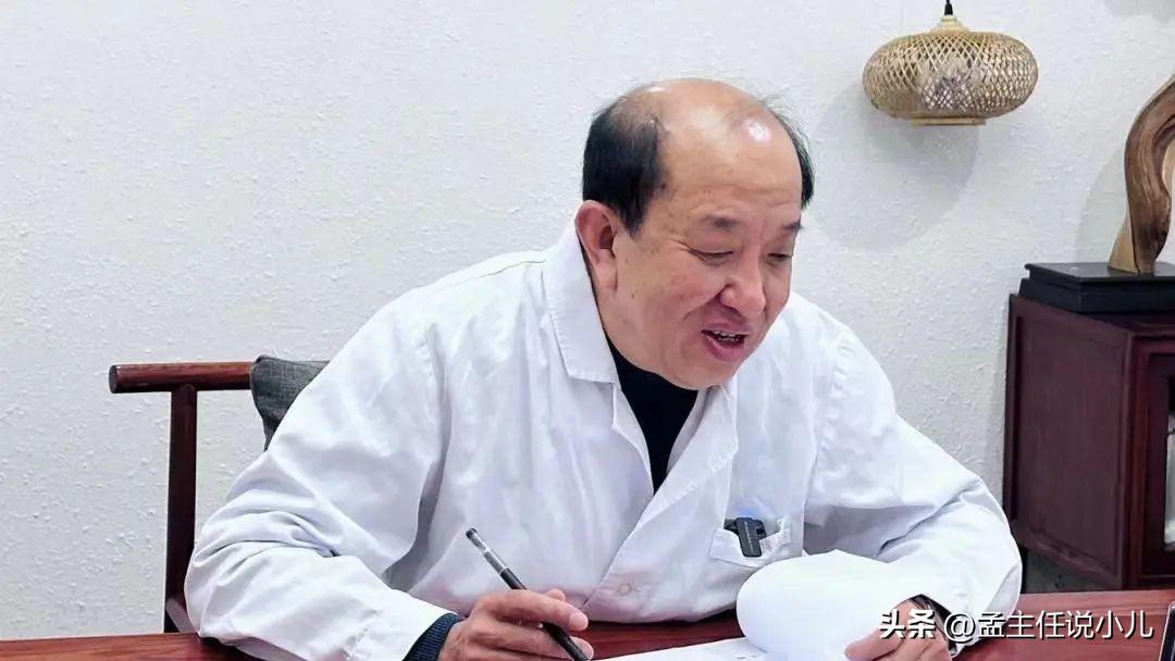 入秋就喷嚏不断，清涕直流，不是感冒，是肺在替你喊冷。
 
一锅温肺汤，连喝三天，