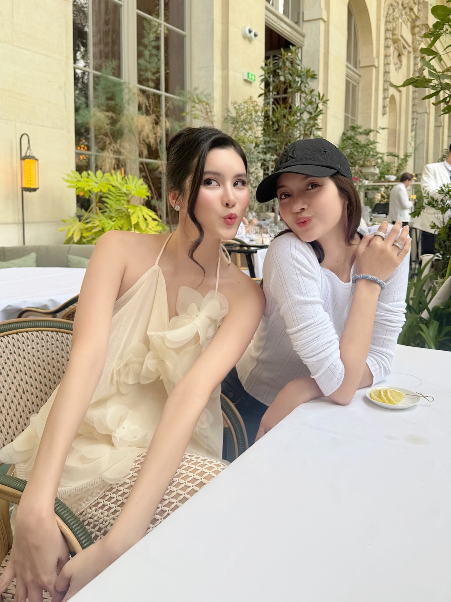 260708 aonsomrutai更新与Lisa合影👭“Paris with
