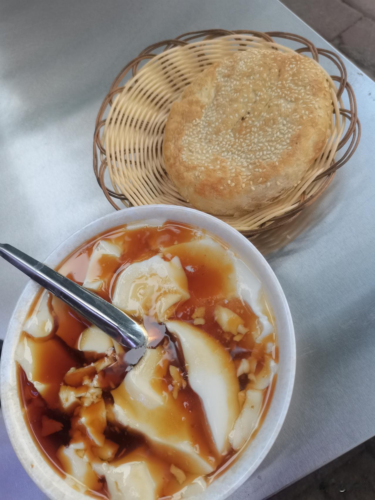 今日早餐
豆腐脑➕烧饼，花了4元钱。