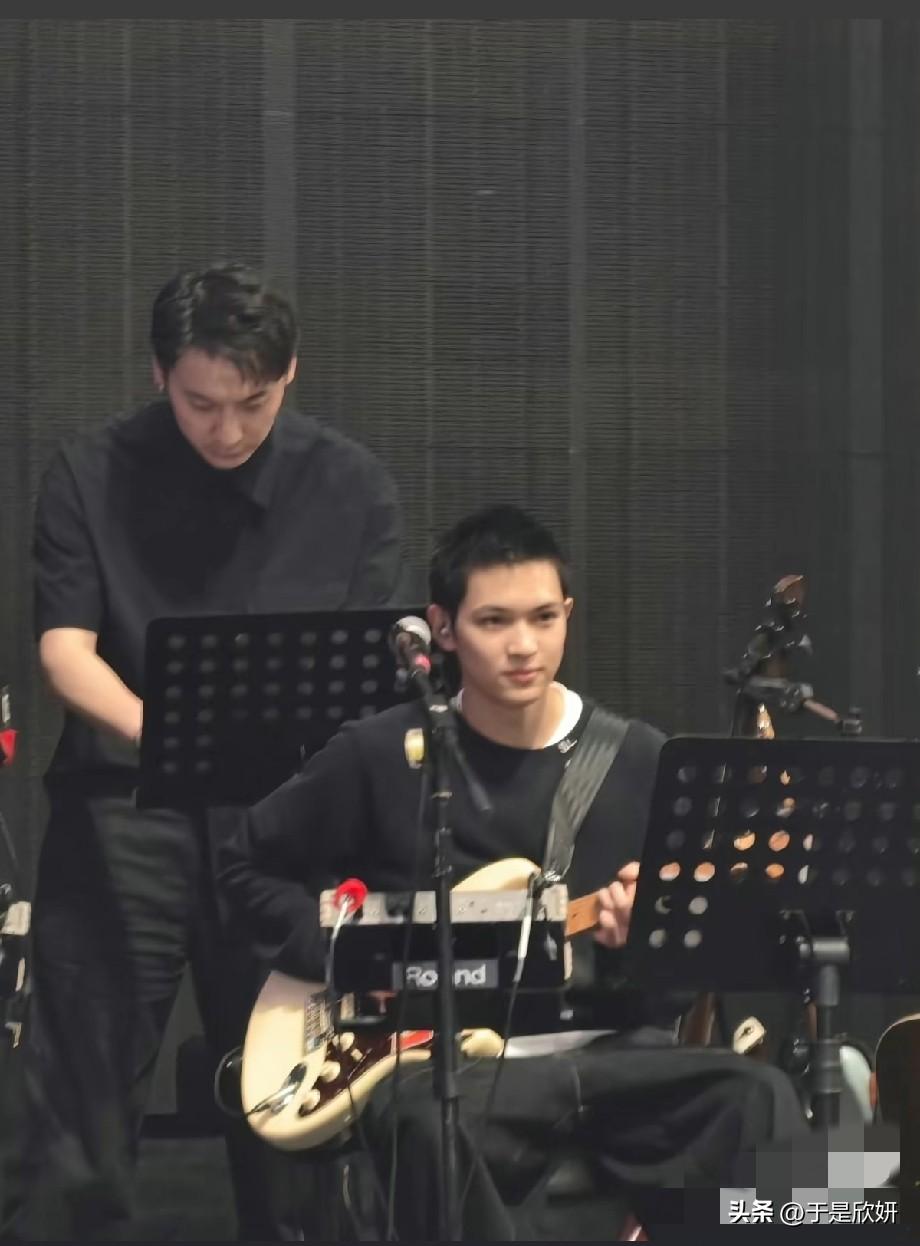 舞台上的吉他少年，清爽少年感直接拉满
 
演出现场抓拍画面流出，坐在乐队席位的吉