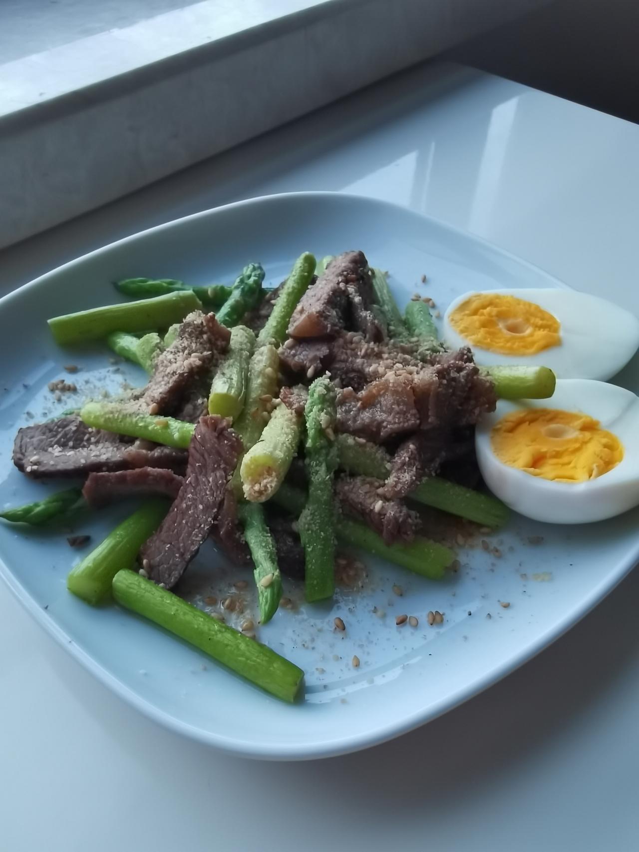 【今日早餐打卡】
芦笋拌牛肉片、鸡蛋、牛奶咖啡、燕麦块。

【今日小感悟】
每天