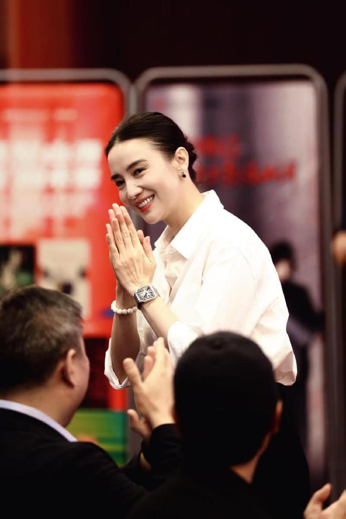 她上身穿白色衬衣，下身搭配黑色裤子，展现出了完美的身材比例，真的是太美了。

宋