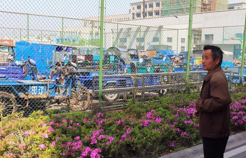 我朋友在早市丢失了电瓶车，报警后未获处理，因金额不足立案标准，他便自行偷了一辆电