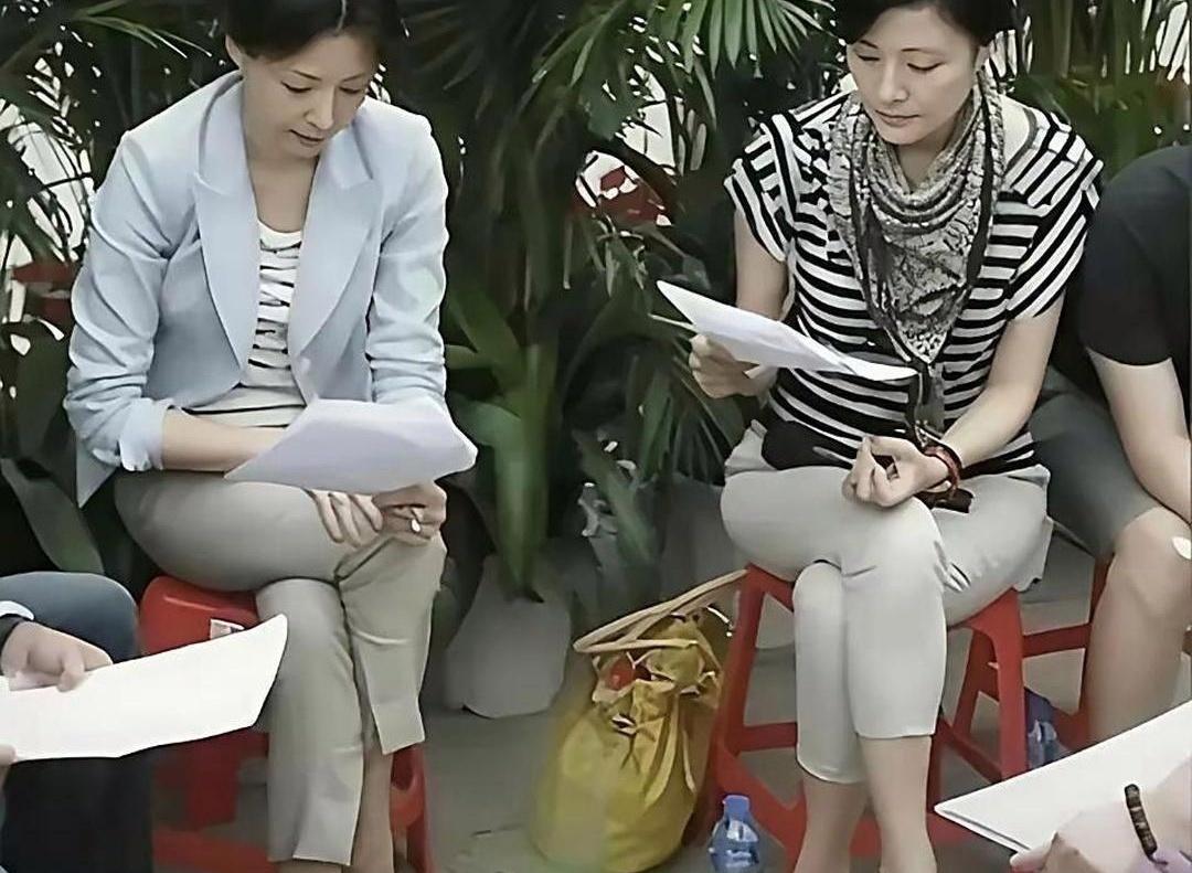 你能想象吗？央视最顶流的两张脸，在后台坐的居然是那种两块钱一个的红色塑料小板凳。