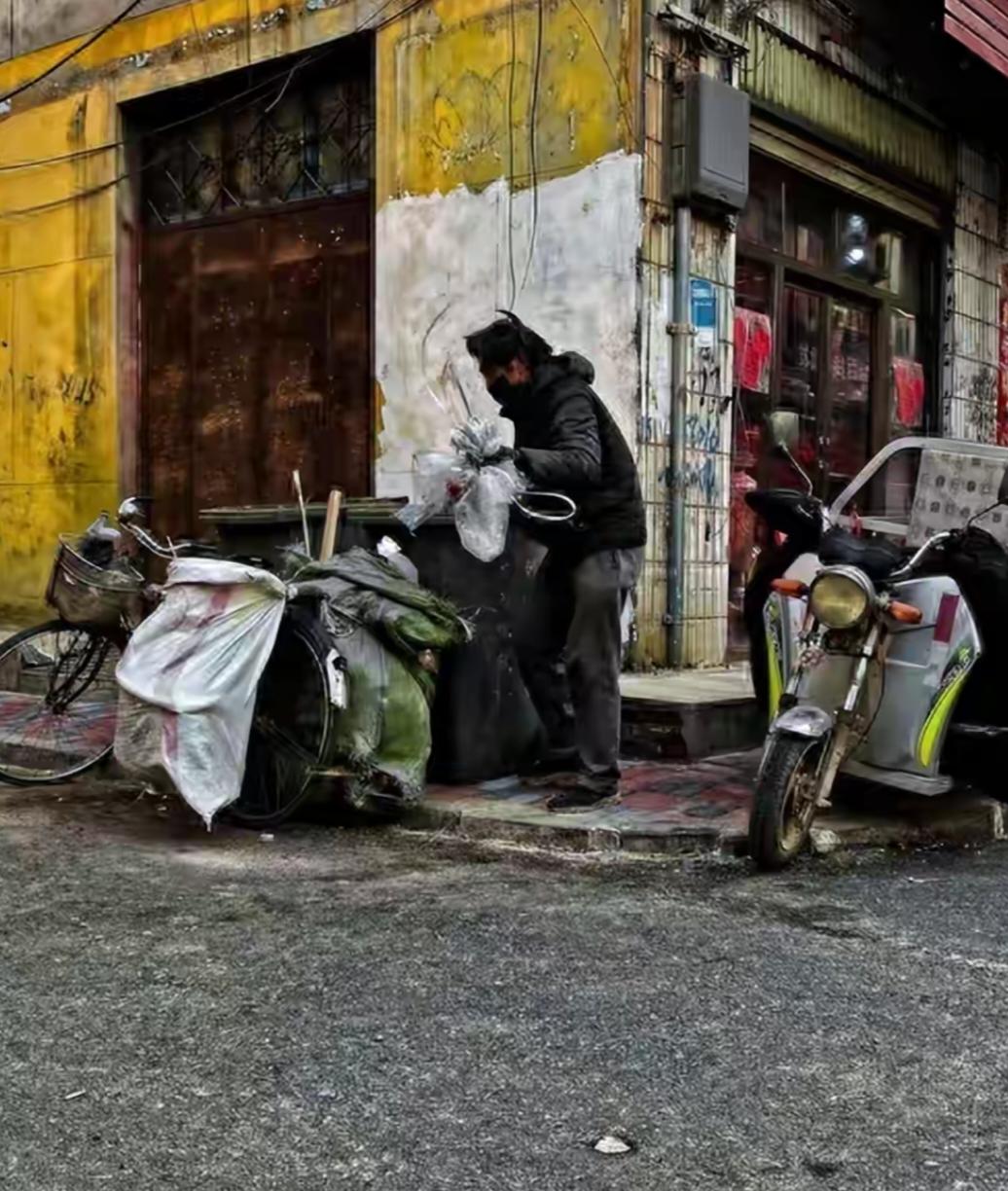 为什么现在捡瓶子的老年人越来越多，3个原因告诉你真相！

走在城市的大街小巷，你